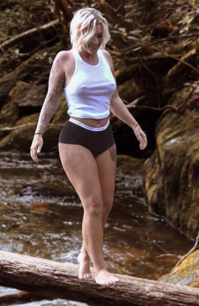 Braless Girls (21 pics)