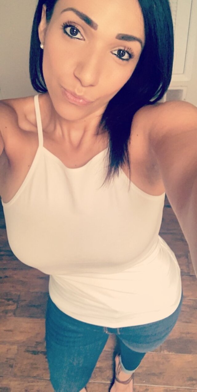 Busty Girls (21 pics)