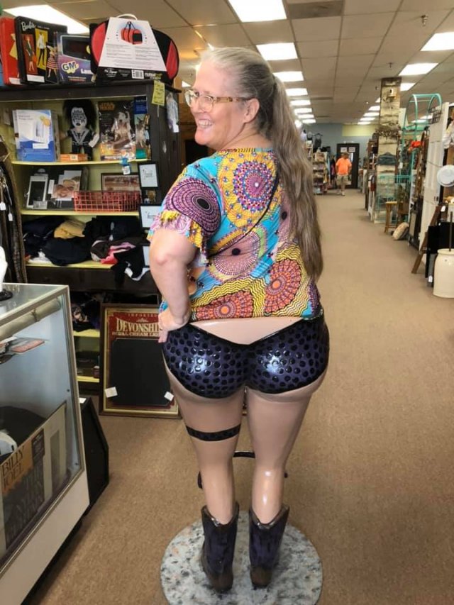 Weird Finds In Thrift Shops (15 pics)