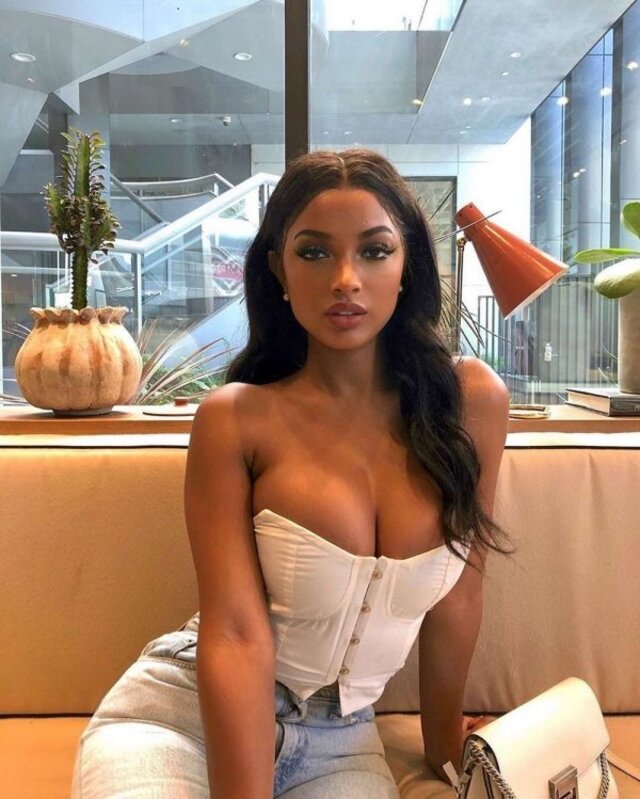 Busty Girls (21 pics) Busty Girls (21 pics)