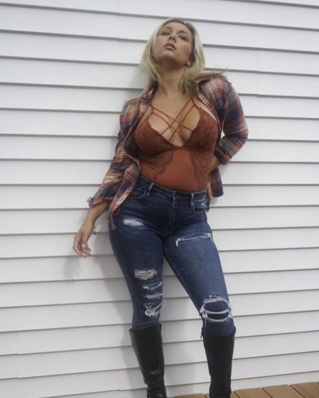 Busty Girls (21 pics) Busty Girls (21 pics)