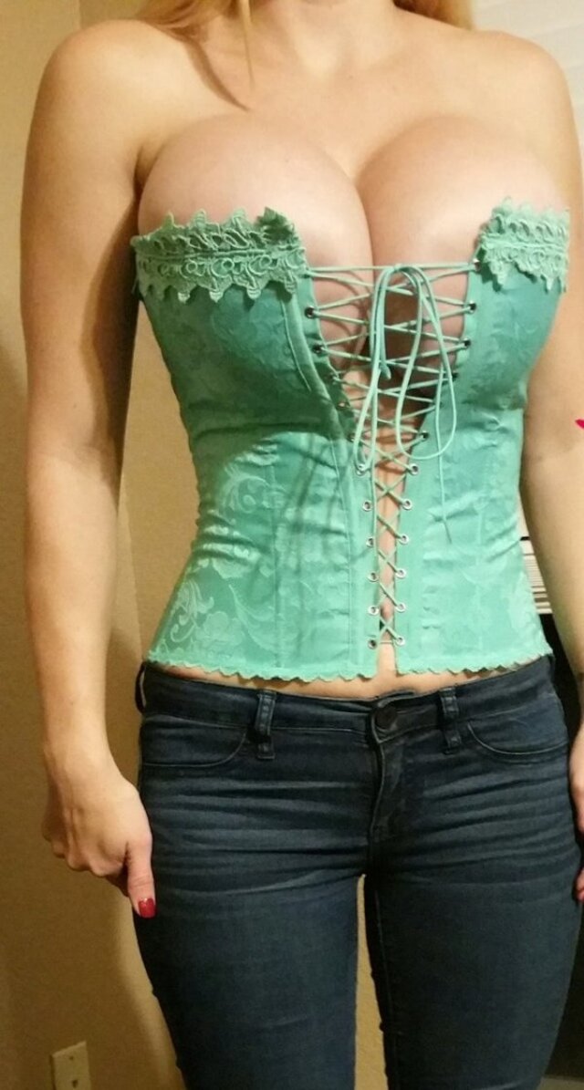 Girls In Corsets (21 pics)