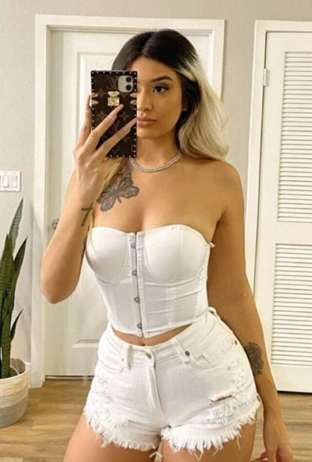 Girls In Corsets (21 pics)
