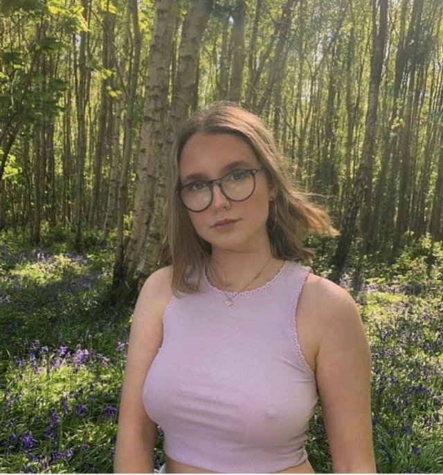 Braless Girls (21 pics)