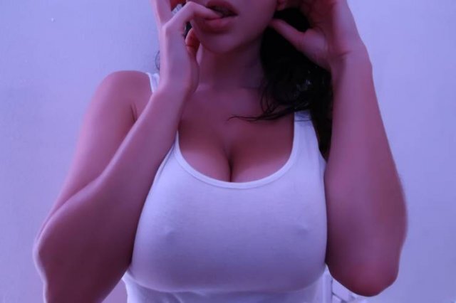 Braless Girls (21 pics)