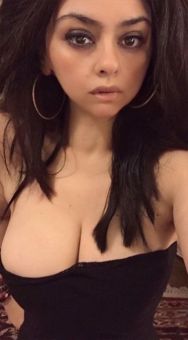 Busty Girls (21 pics)