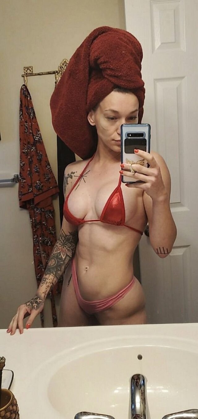 Busty Girls (21 pics)