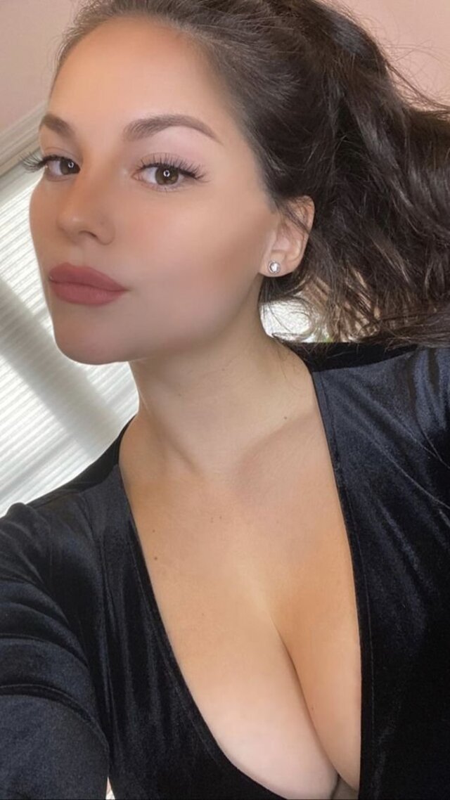 Busty Girls (21 pics)