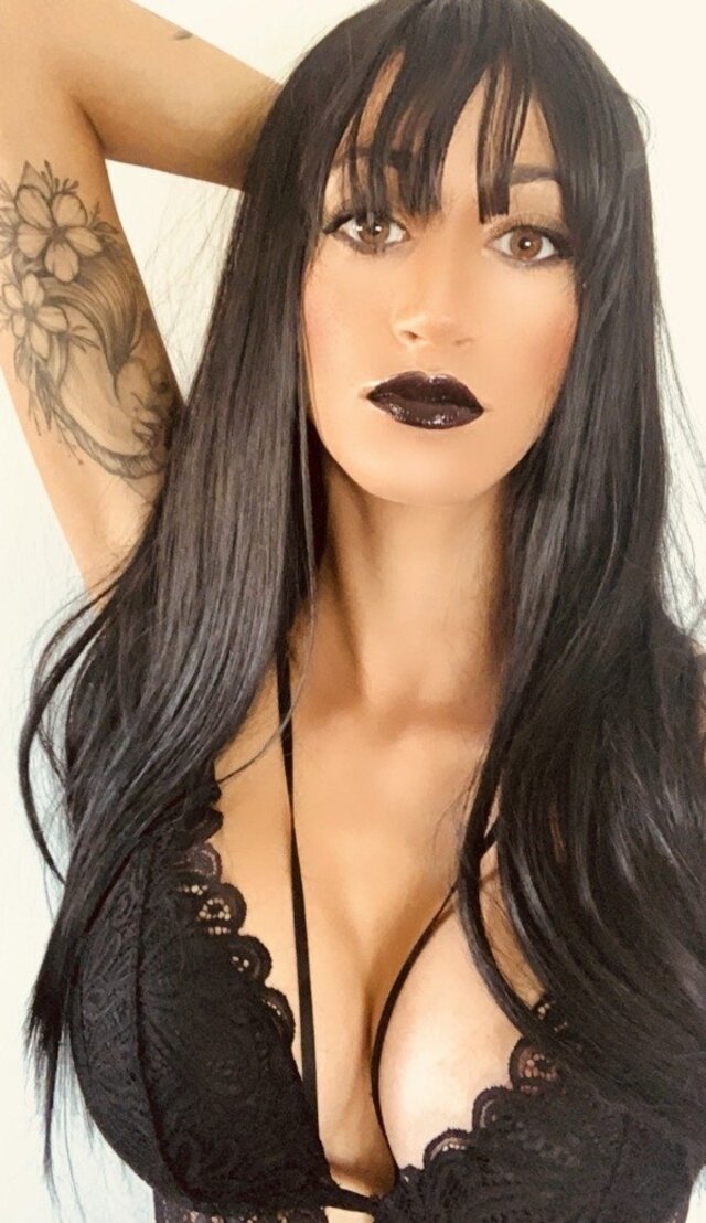 Busty Girls (21 pics)