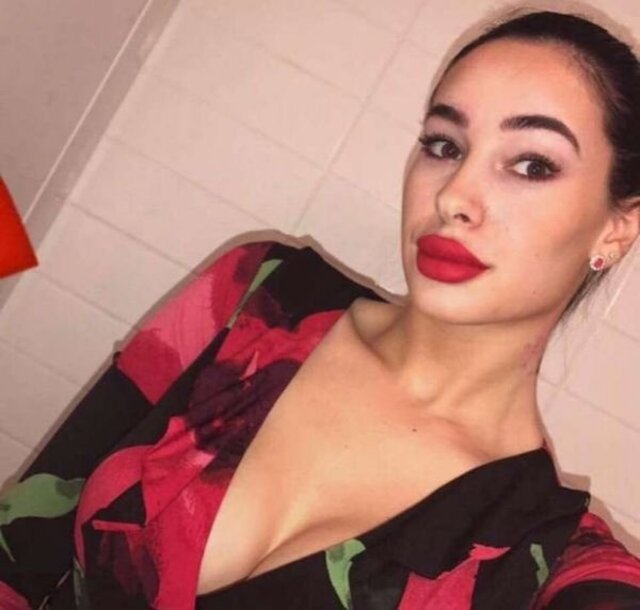 Busty Girls (21 pics)