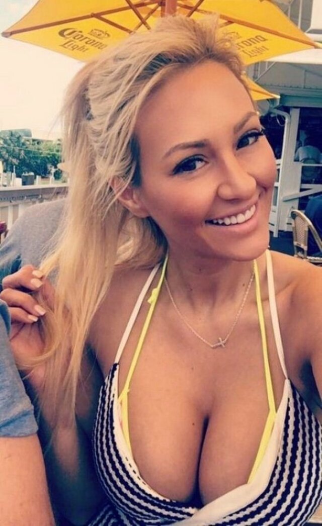 Busty Girls (21 pics) Busty Girls (21 pics)