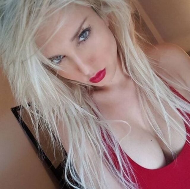 Busty Girls (21 pics) Busty Girls (21 pics)