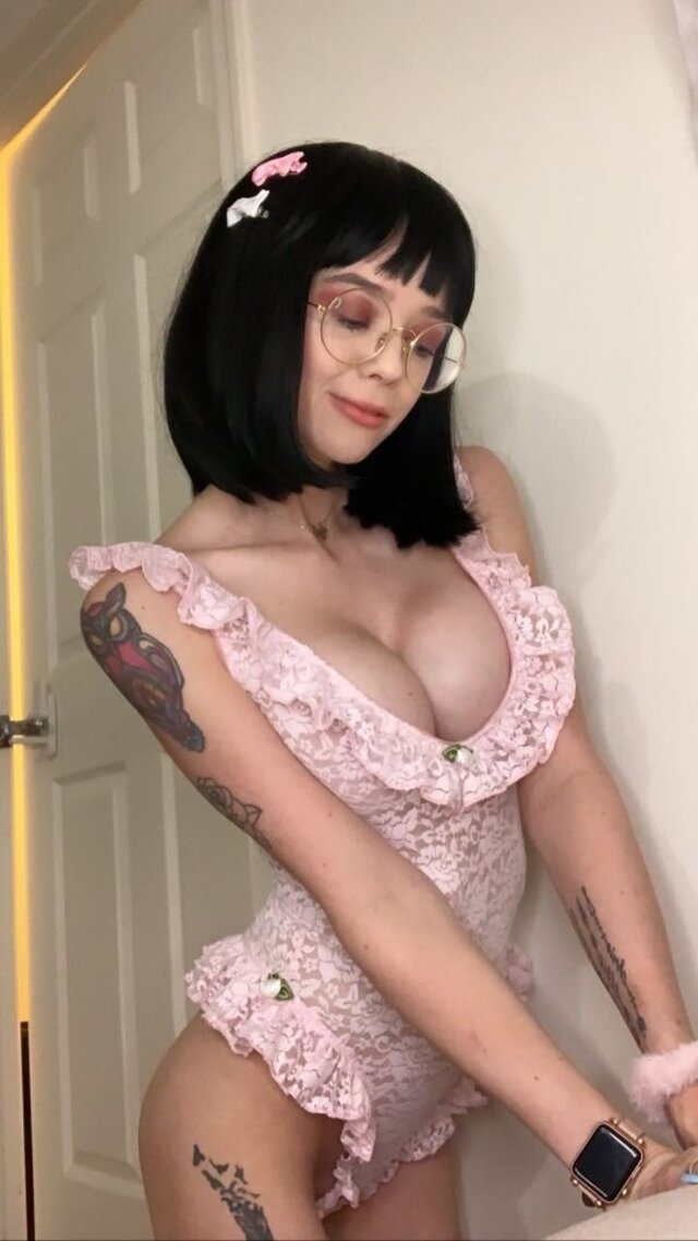 Busty Girls (21 pics) Busty Girls (21 pics)