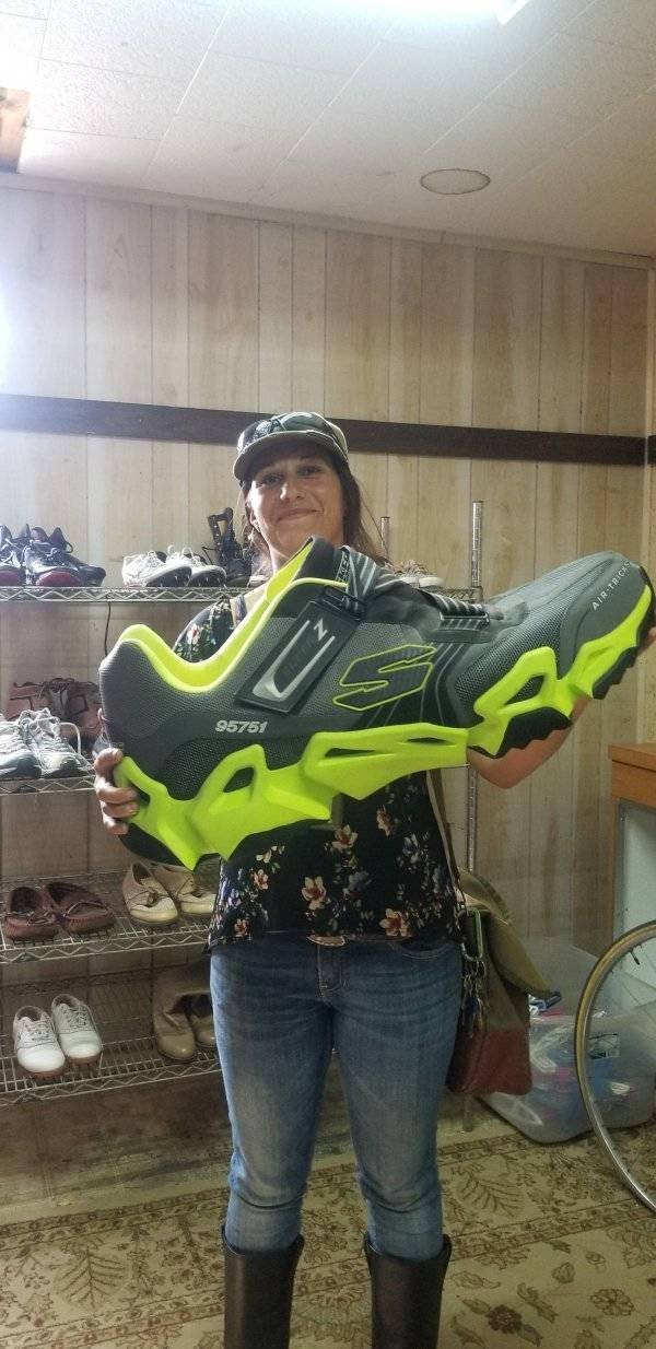 Weird Finds In Thrift Shops (25 pics) Weird Finds In Thrift Shops (25 pics)