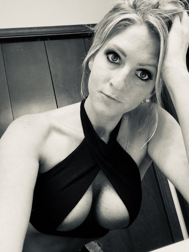 Busty Girls (21 pics)