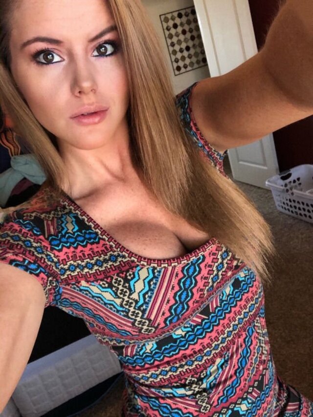 Busty Girls (21 pics)