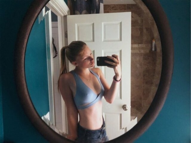 Selfie Girls (21 pics) Selfie Girls (21 pics)