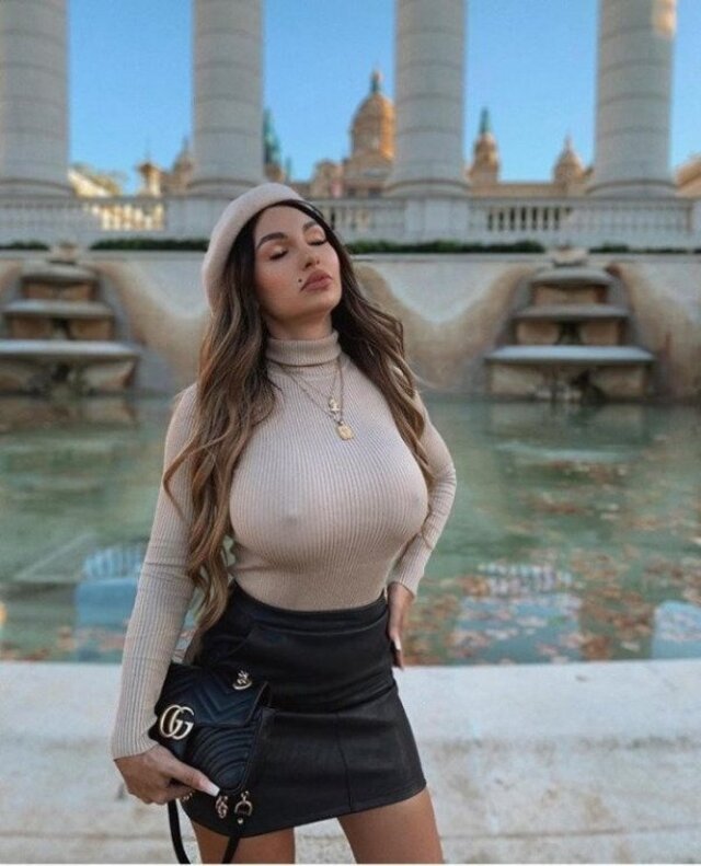 Braless Girls (21 pics)