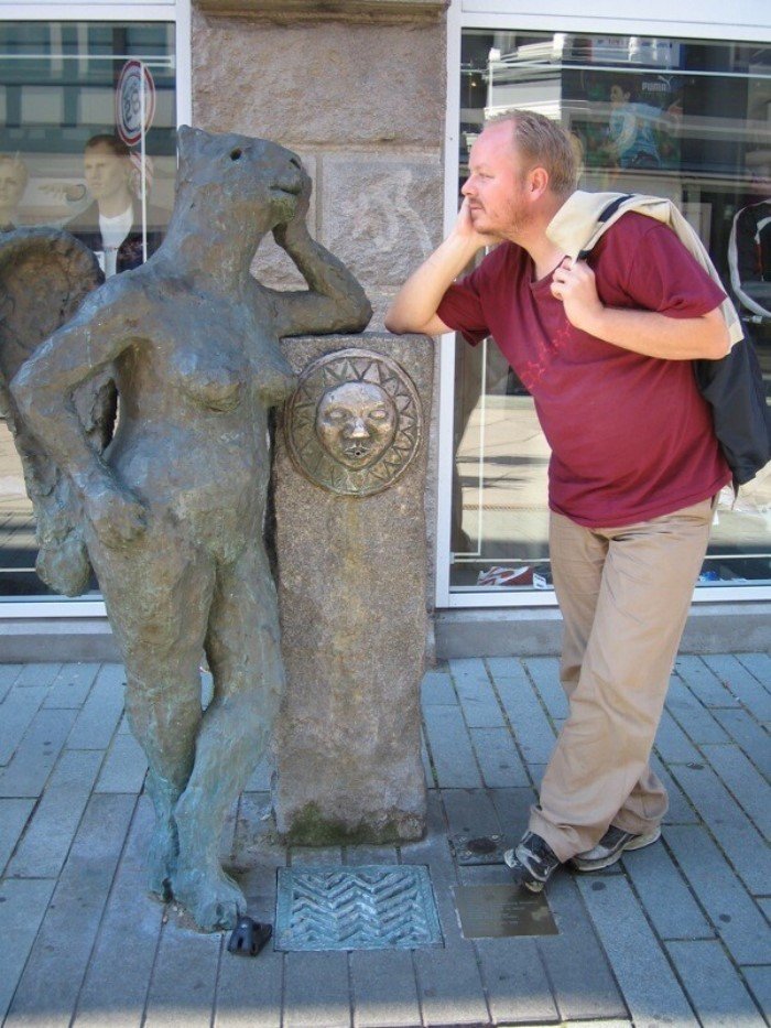 Funny Photos With Sculptures (21 pics) Funny Photos With Sculptures (21 pics)
