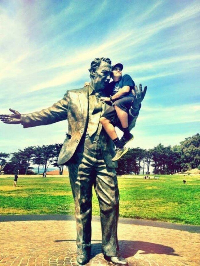 Funny Photos With Sculptures (21 pics) Funny Photos With Sculptures (21 pics)