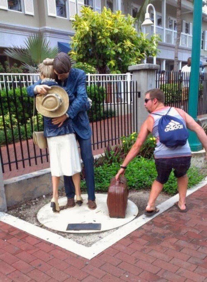 Funny Photos With Sculptures (21 pics)