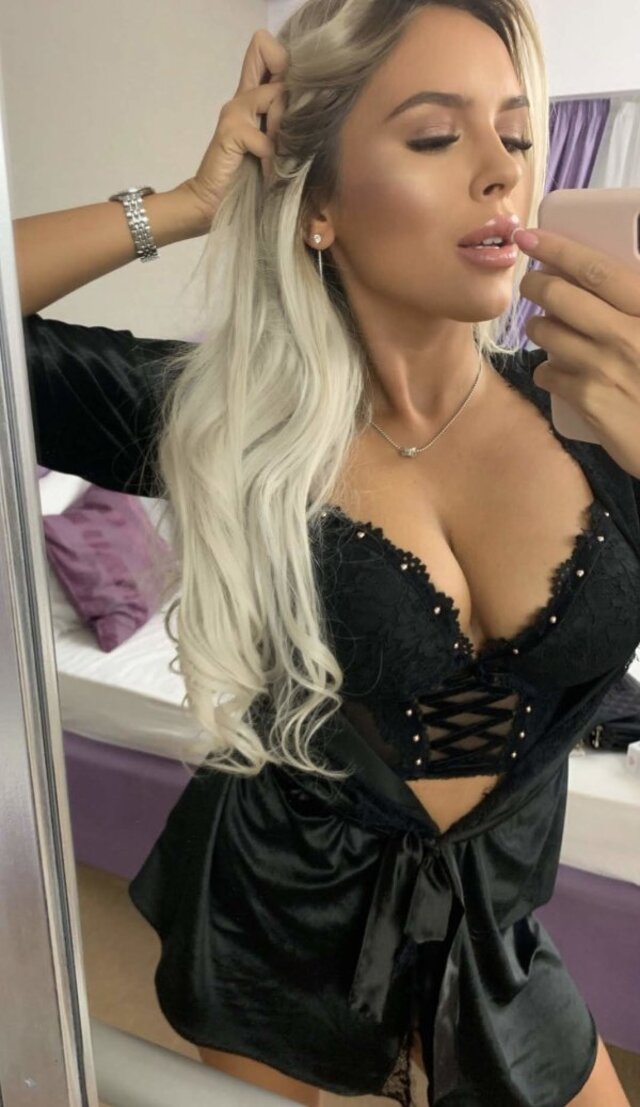 Busty Girls (21 pics) Busty Girls (21 pics)