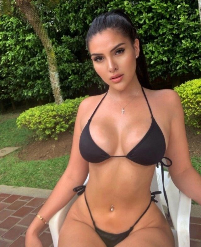 Bikini Girls (21 pics)