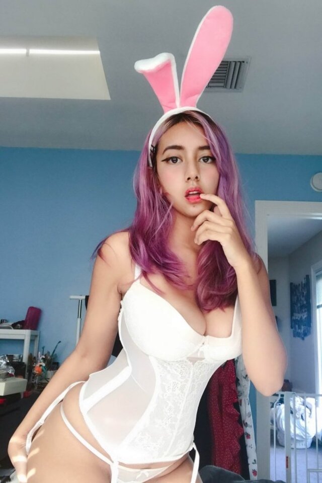 Busty Girls (21 pics)