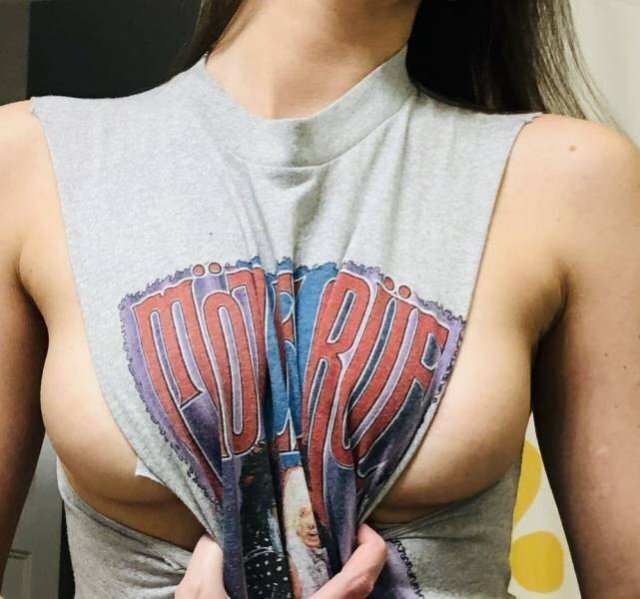 Braless Girls (21 pics)