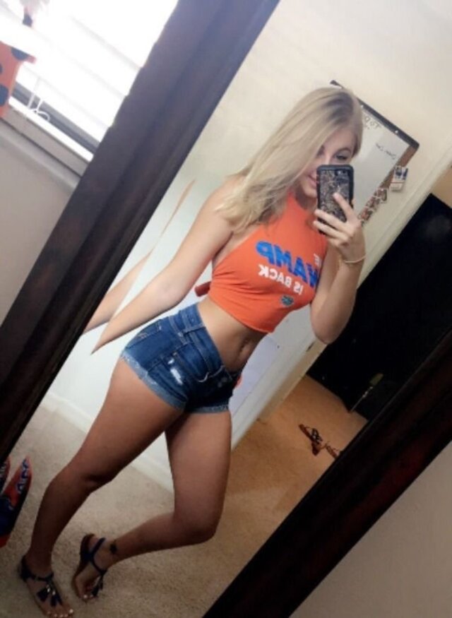 Girls In Jeans (21 pics)
