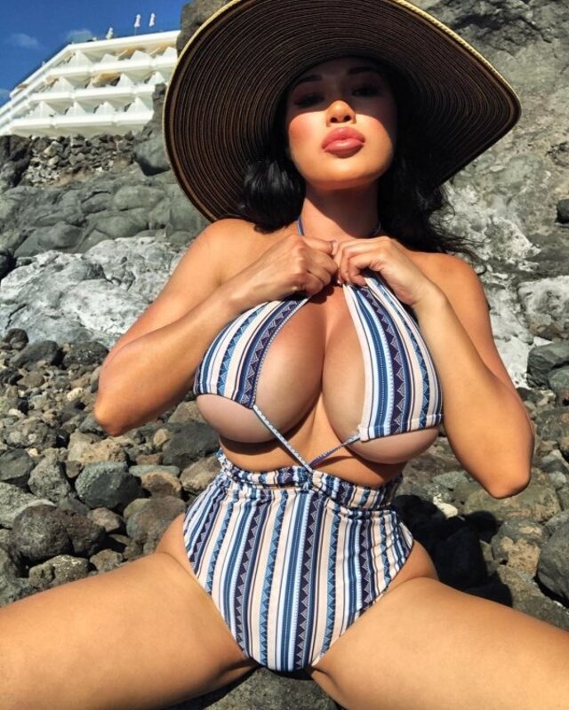 Busty Girls (21 pics)