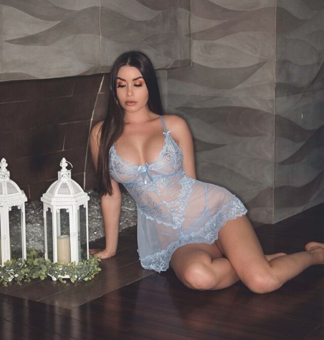 Girls In Lingerie (21 pics)