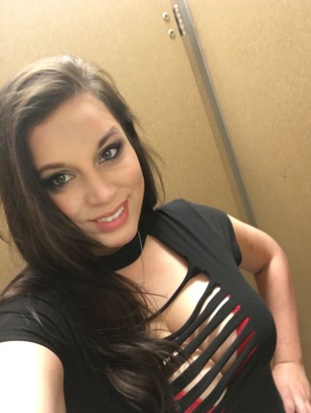 Busty Girls (21 pics)