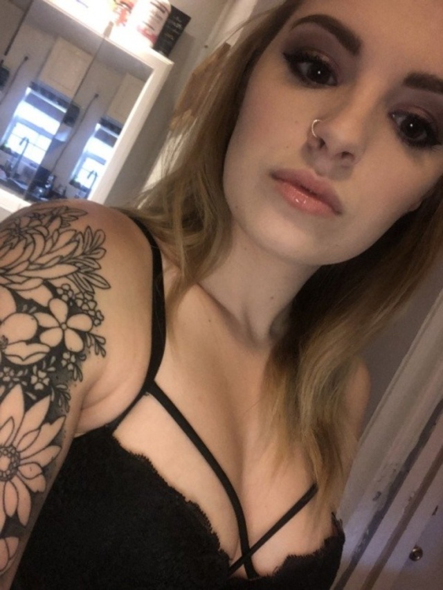 Selfie Girls (21 pics)