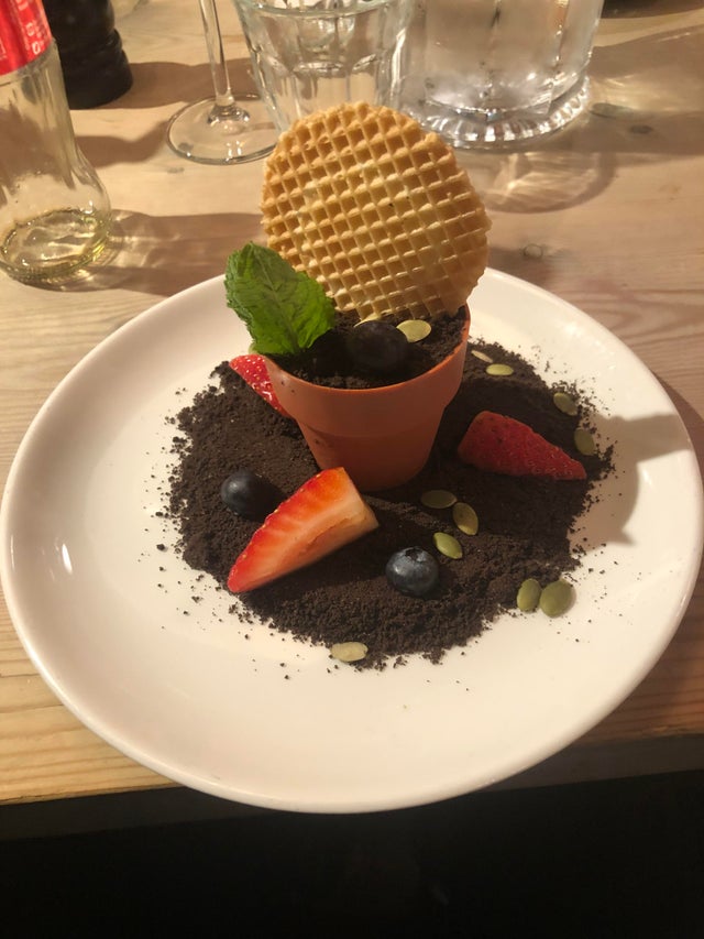 Crazy Food Serving (23 pics)