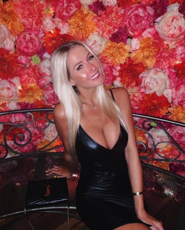 Girls In Tight Dresses (21 pics)