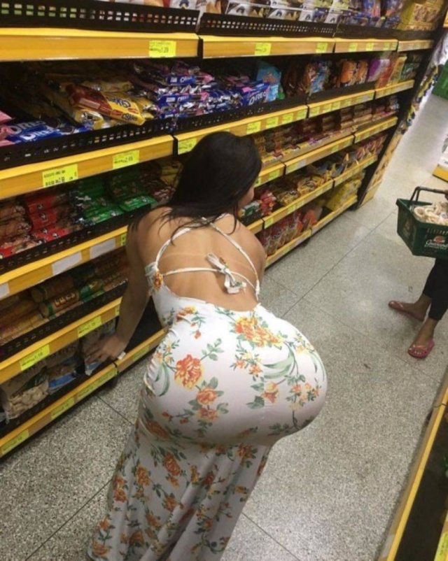Girls In Tight Dresses (21 pics)
