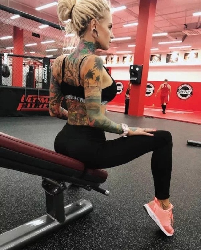 Girls In Yoga Pants (21 pics)
