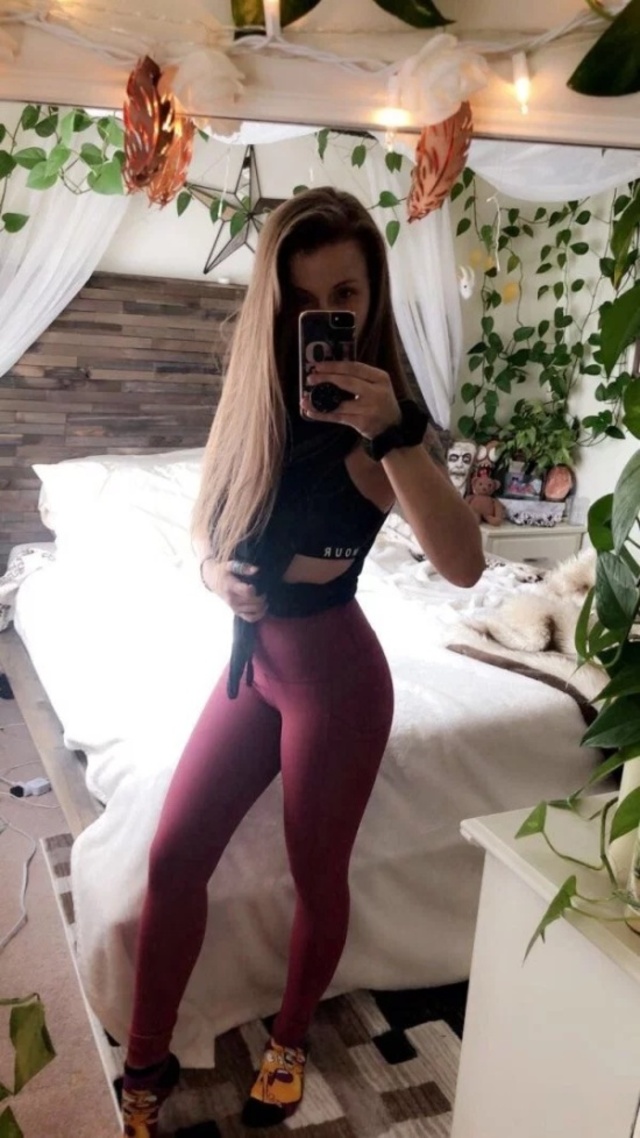 Girls In Yoga Pants (21 pics)