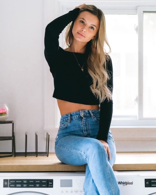 Girls In Jeans (21 pics)