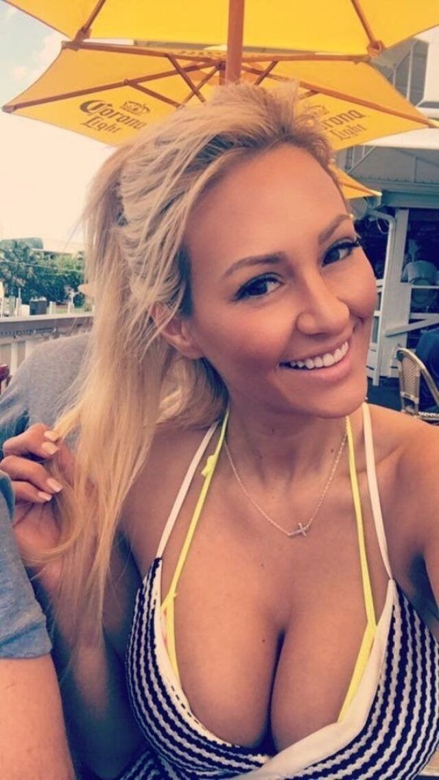 Busty Girls (21 pics)