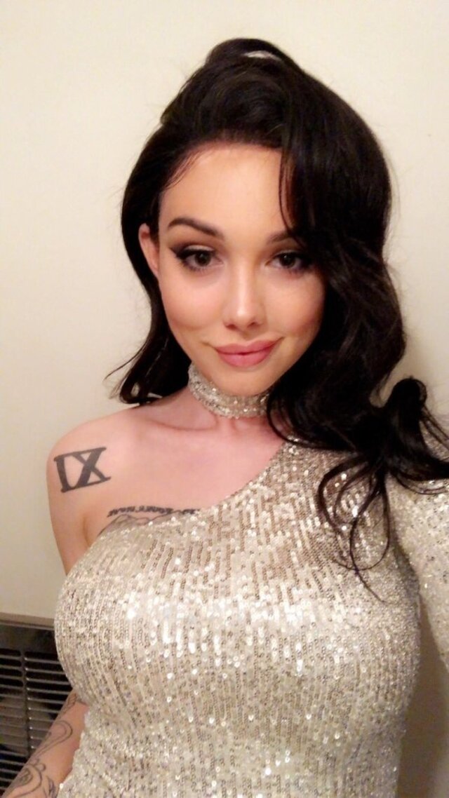 Busty Girls (21 pics)