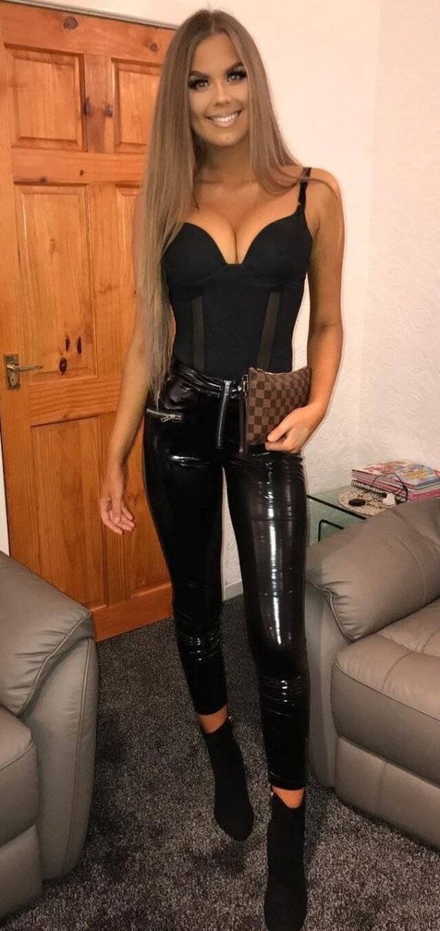 Girls In Latex (21 pics)