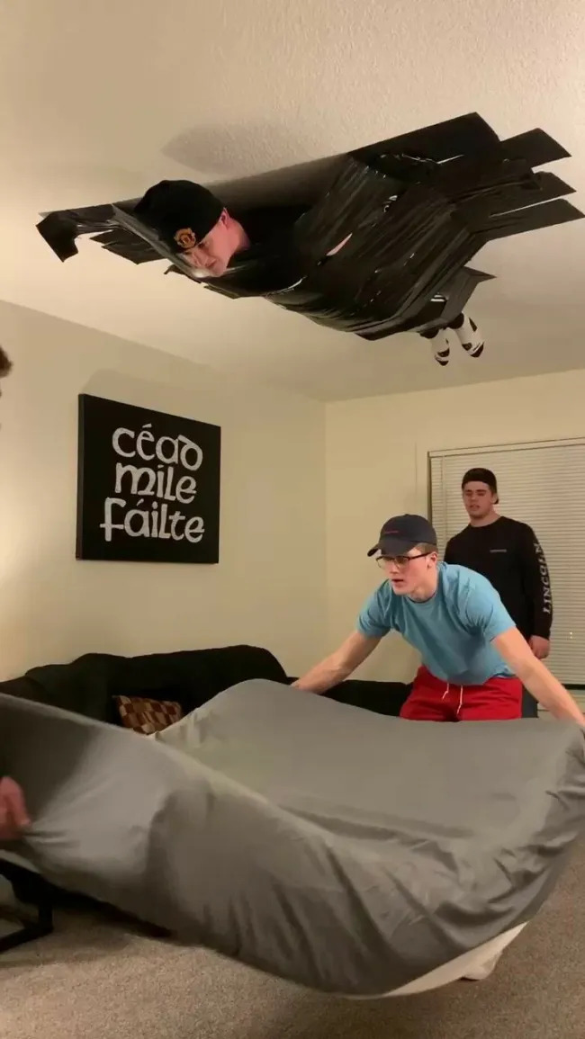 What Is Going On Here? (23 pics)