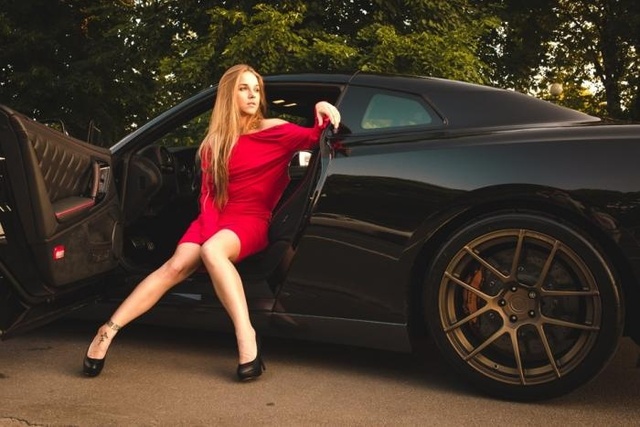 Girls And Cars (21 pics)