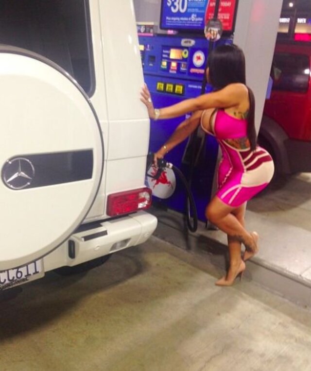 Girls And Cars (21 pics)