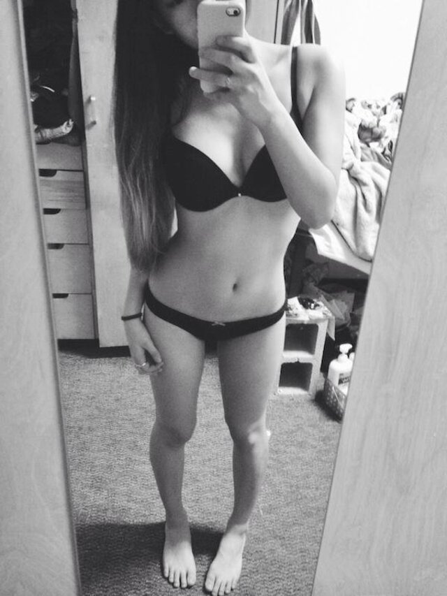 Selfie Girls (21 pics) Selfie Girls (21 pics)