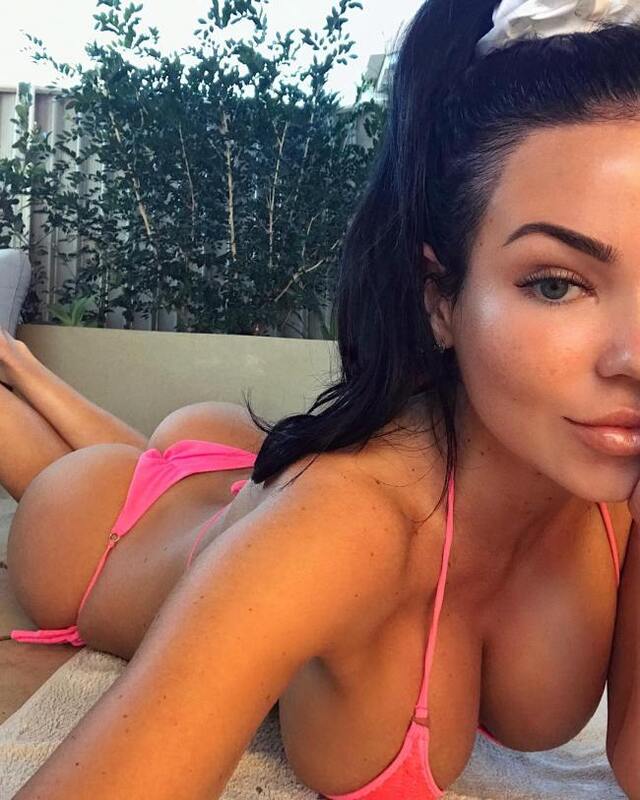 Bikini Girls (21 pics)