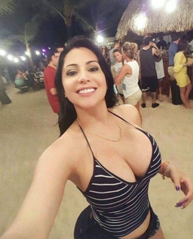 Busty Girls (21 pics)