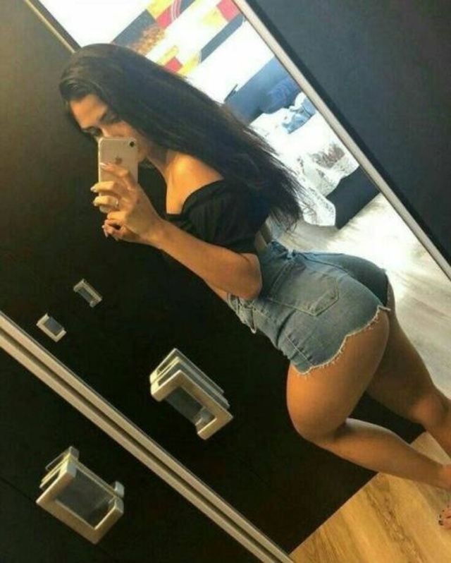 Girls In Shorts (21 pics)